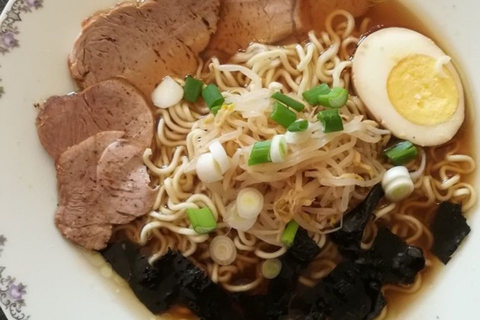 Japanische Nudelsuppe mit Hühnerbrühe und Schweinefilet-Ramen