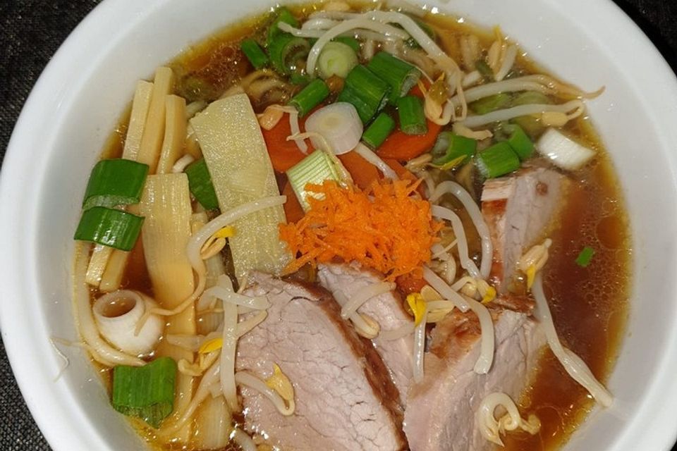 Japanische Nudelsuppe mit Hühnerbrühe und Schweinefilet-Ramen