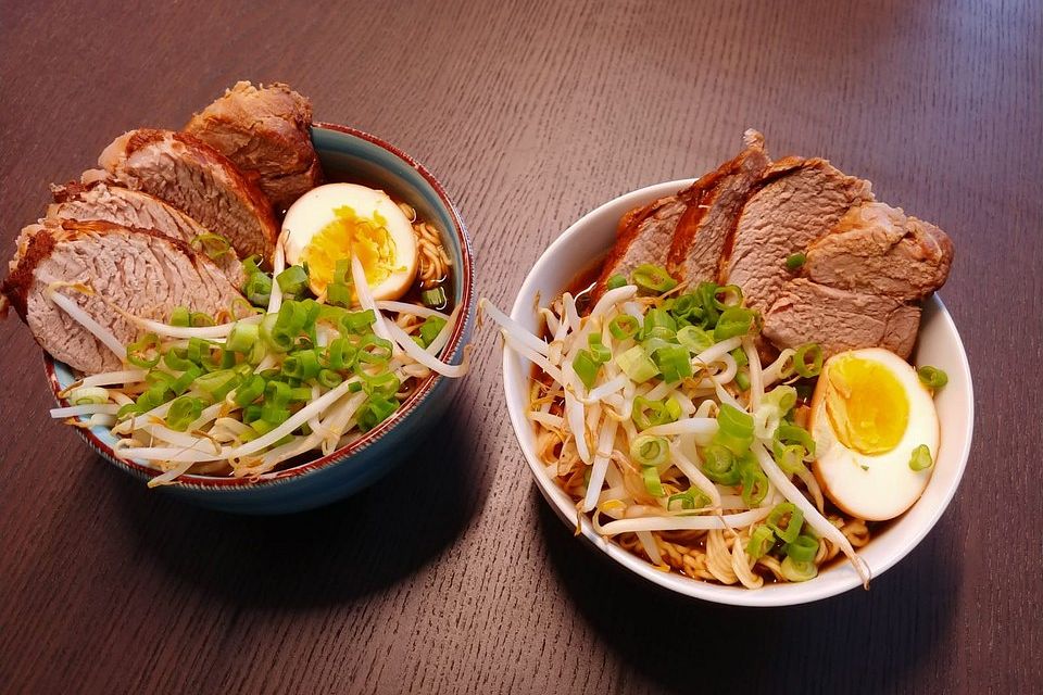 Japanische Nudelsuppe mit Hühnerbrühe und Schweinefilet-Ramen