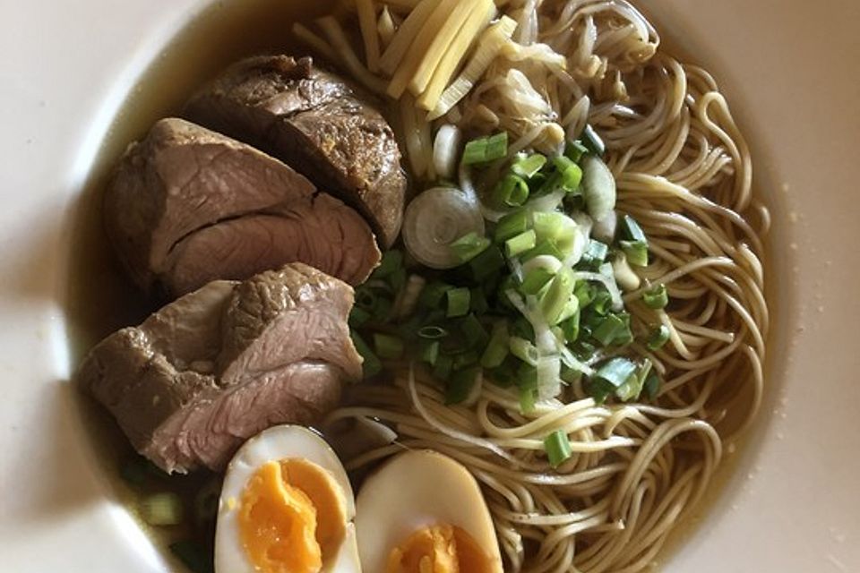 Japanische Nudelsuppe mit Hühnerbrühe und Schweinefilet-Ramen