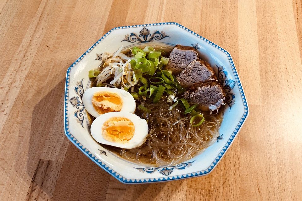 Japanische Nudelsuppe mit Hühnerbrühe und Schweinefilet-Ramen