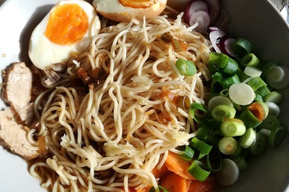 Japanische Nudelsuppe mit Hühnerbrühe und Schweinefilet-Ramen