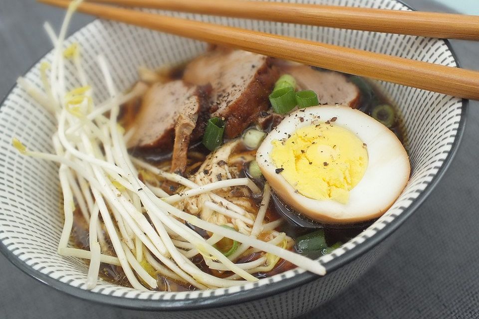 Japanische Nudelsuppe mit Hühnerbrühe und Schweinefilet-Ramen