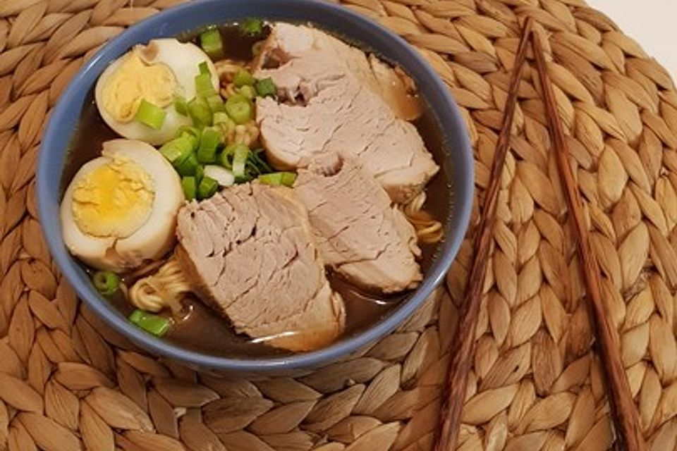 Japanische Nudelsuppe mit Hühnerbrühe und Schweinefilet-Ramen