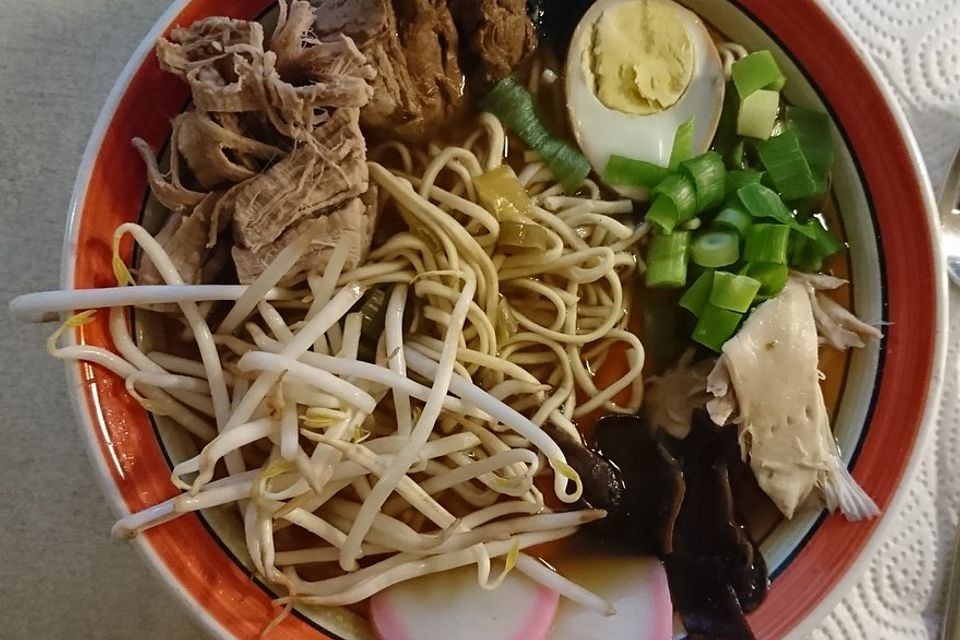 Japanische Nudelsuppe mit Hühnerbrühe und Schweinefilet-Ramen