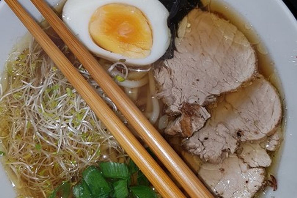 Japanische Nudelsuppe mit Hühnerbrühe und Schweinefilet-Ramen