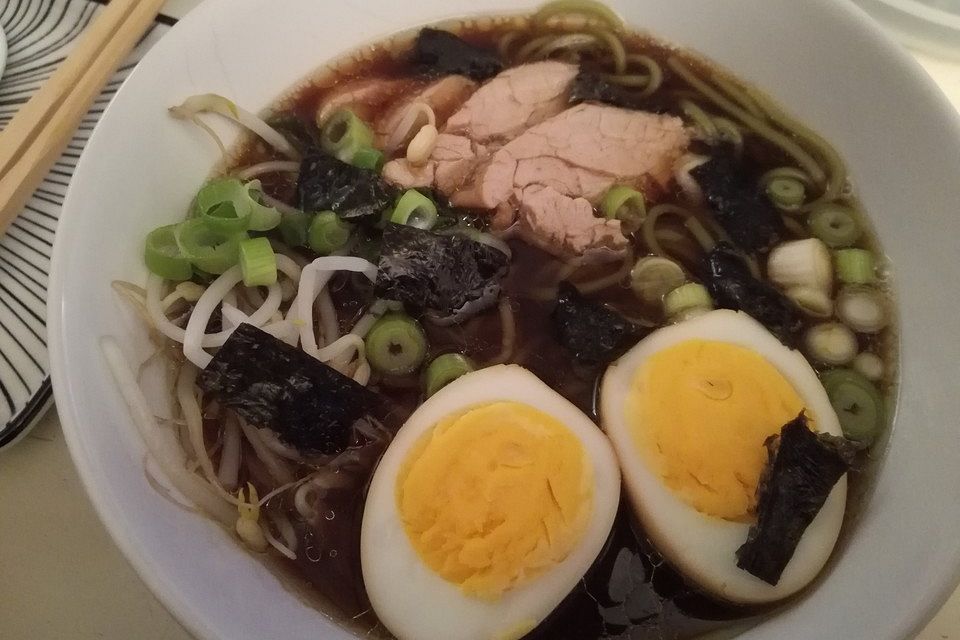 Japanische Nudelsuppe mit Hühnerbrühe und Schweinefilet-Ramen