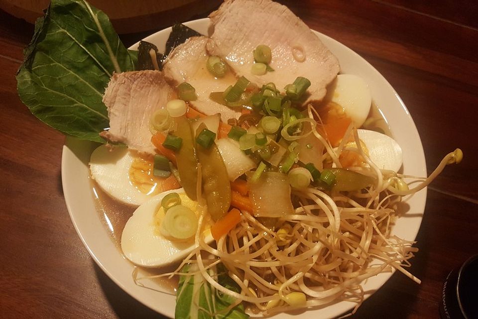 Japanische Nudelsuppe mit Hühnerbrühe und Schweinefilet-Ramen