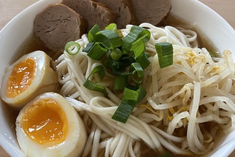 Japanische Nudelsuppe mit Hühnerbrühe und Schweinefilet-Ramen