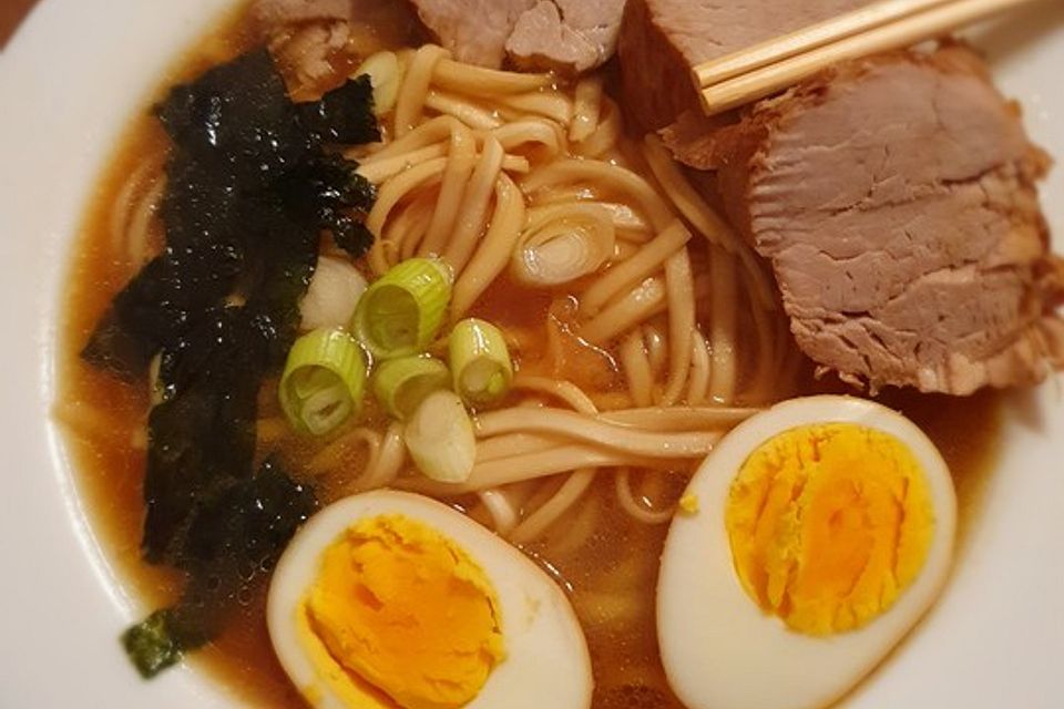 Japanische Nudelsuppe mit Hühnerbrühe und Schweinefilet-Ramen