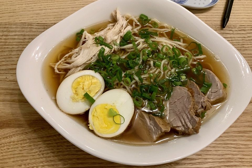 Japanische Nudelsuppe mit Hühnerbrühe und Schweinefilet-Ramen