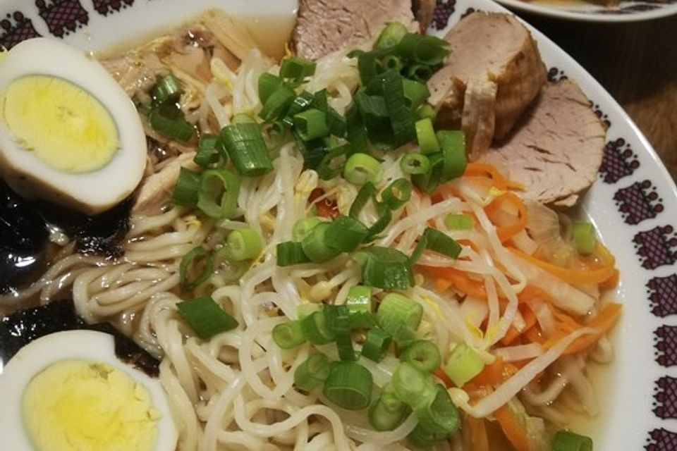 Japanische Nudelsuppe mit Hühnerbrühe und Schweinefilet-Ramen