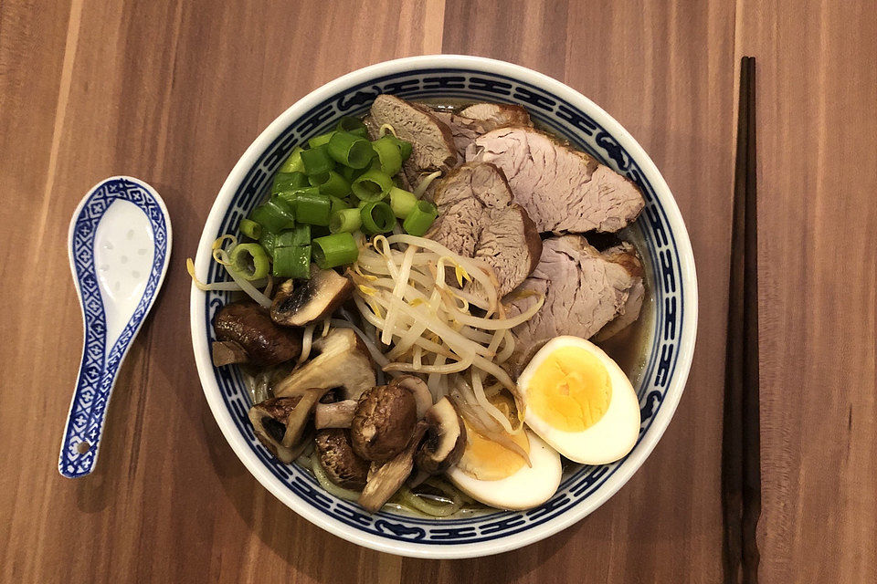 Japanische Nudelsuppe mit Hühnerbrühe und Schweinefilet-Ramen