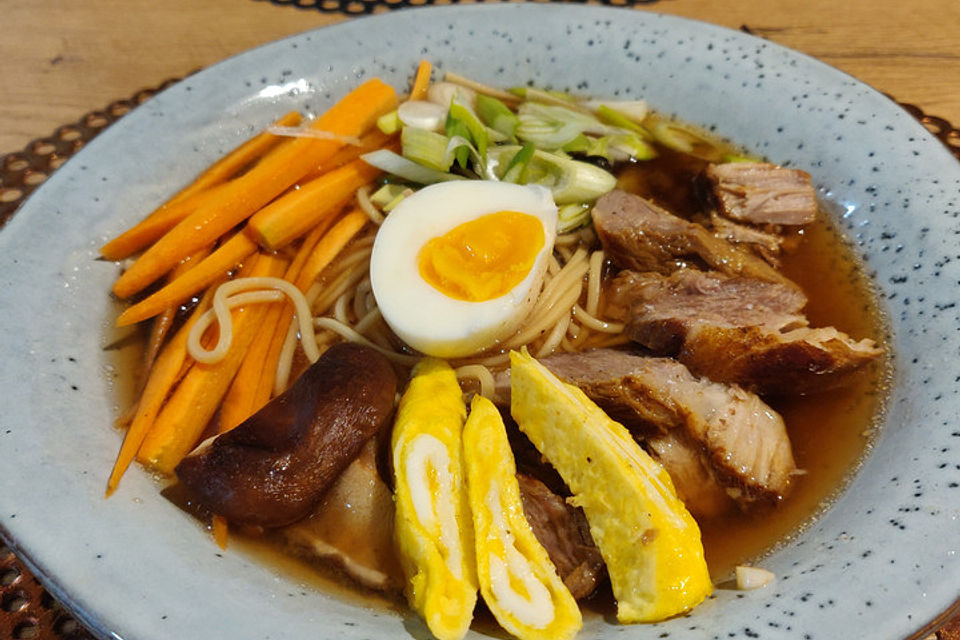 Japanische Nudelsuppe mit Hühnerbrühe und Schweinefilet-Ramen