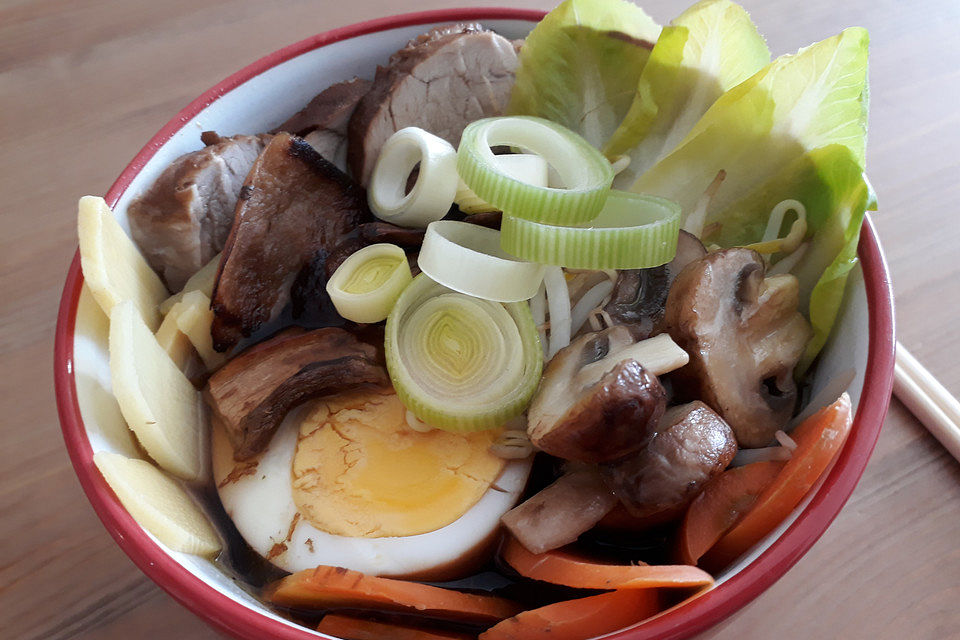 Japanische Nudelsuppe mit Hühnerbrühe und Schweinefilet-Ramen