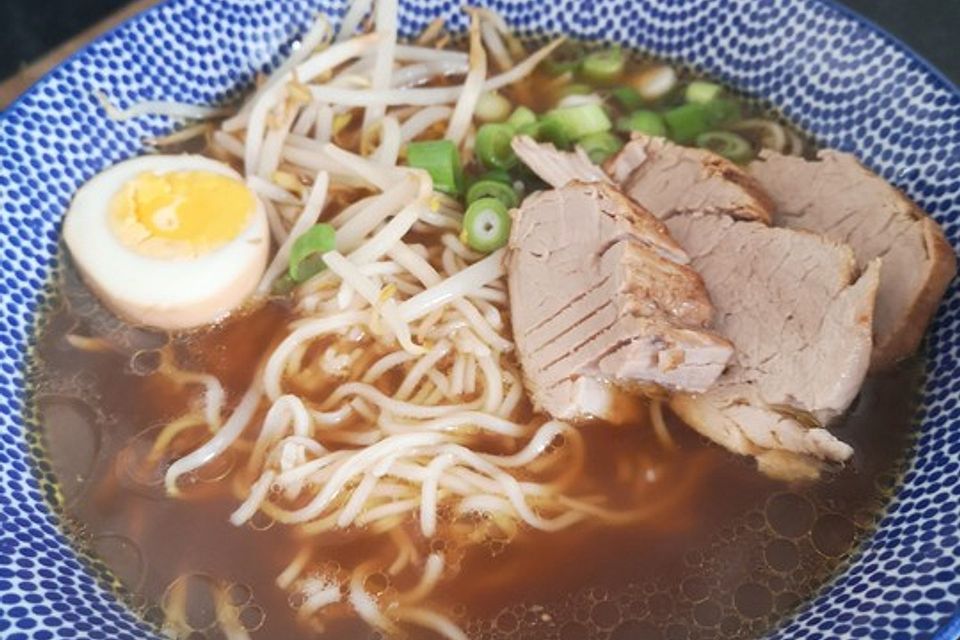 Japanische Nudelsuppe mit Hühnerbrühe und Schweinefilet-Ramen