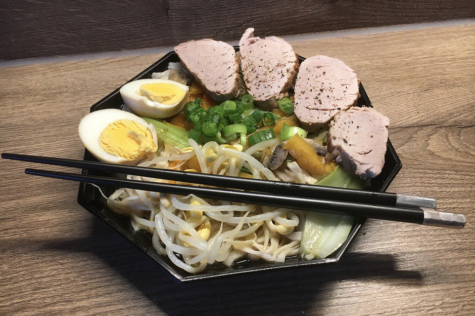 Japanische Nudelsuppe mit Hühnerbrühe und Schweinefilet-Ramen