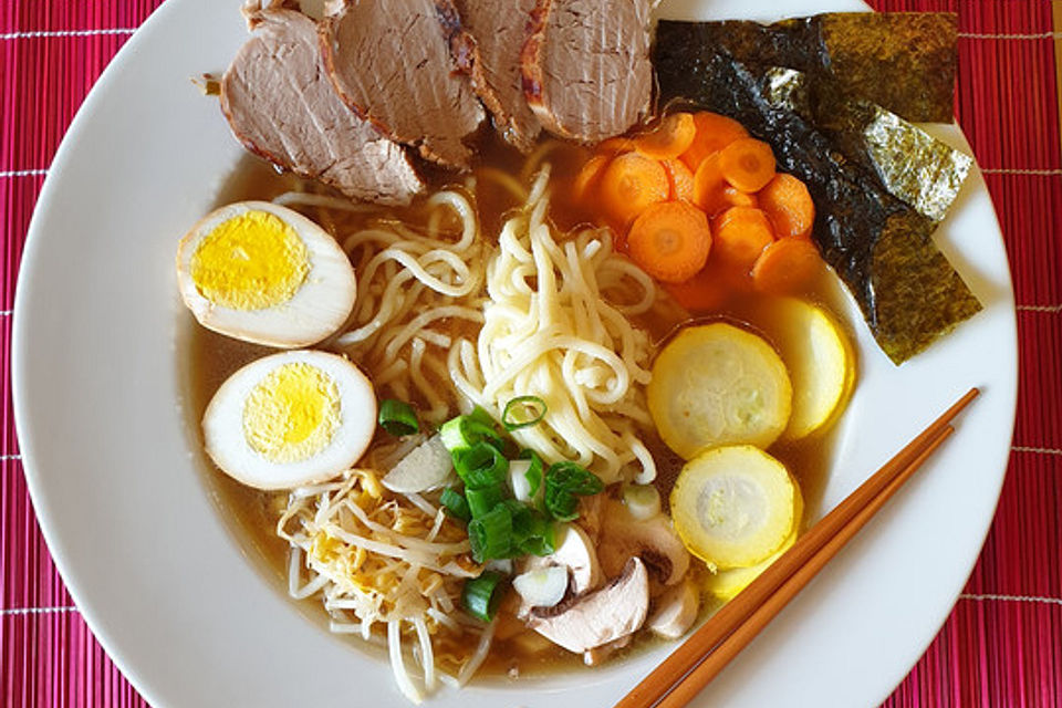 Japanische Nudelsuppe mit Hühnerbrühe und Schweinefilet-Ramen