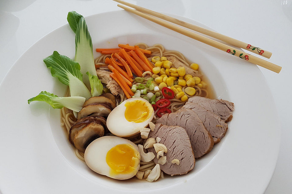 Japanische Nudelsuppe mit Hühnerbrühe und Schweinefilet-Ramen