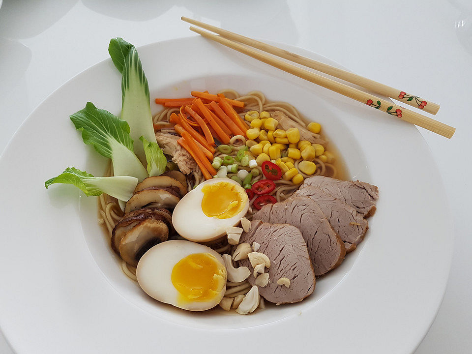 Japanische Nudelsuppe mit Hühnerbrühe und Lende Ramen von dynamind Chefkoch