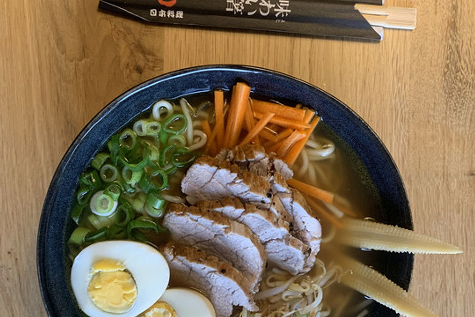 Japanische Nudelsuppe mit Hühnerbrühe und Schweinefilet-Ramen