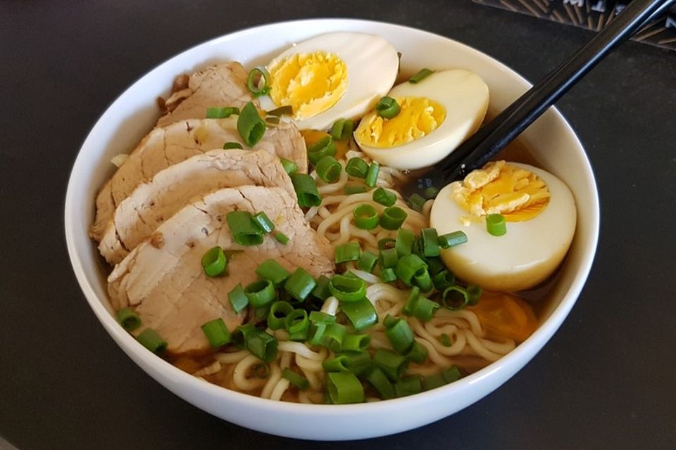 Japanische Nudelsuppe mit Hühnerbrühe und Schweinefilet-Ramen