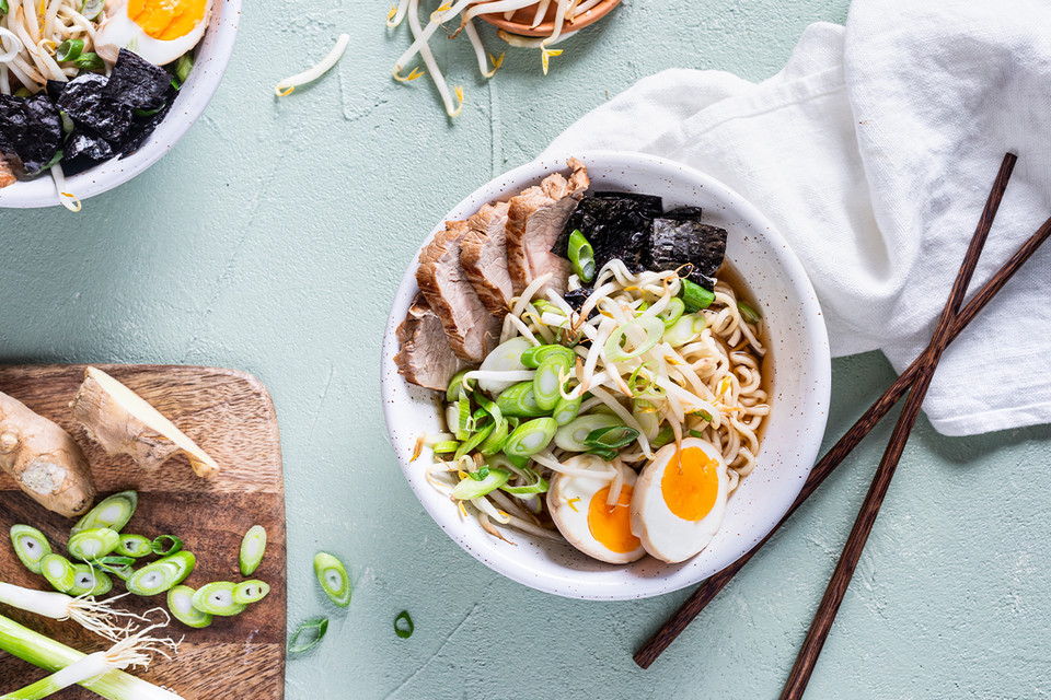 Japanische Nudelsuppe mit Hühnerbrühe und Lende Ramen