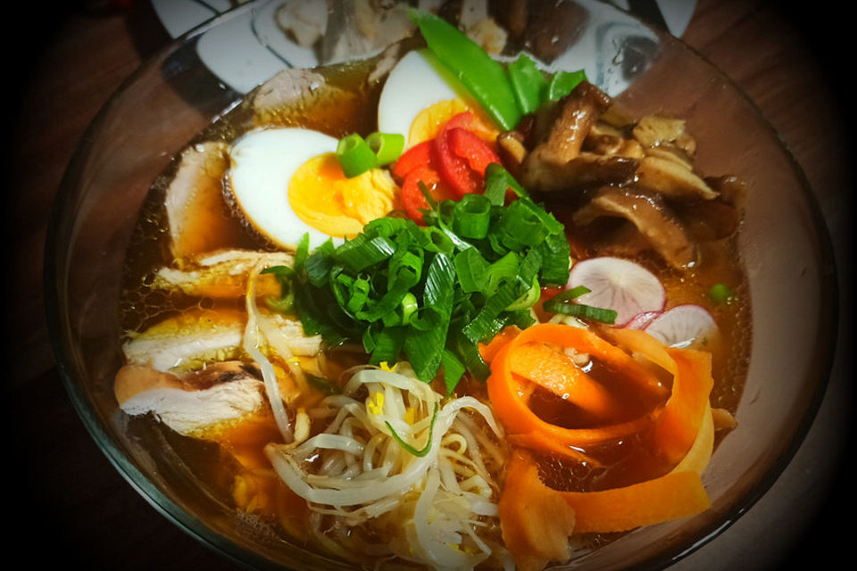 Japanische Nudelsuppe mit Hühnerbrühe und Schweinefilet-Ramen