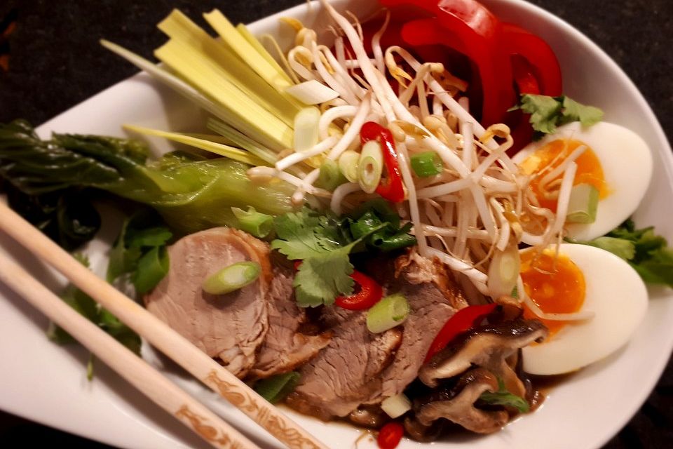 Japanische Nudelsuppe mit Hühnerbrühe und Schweinefilet-Ramen