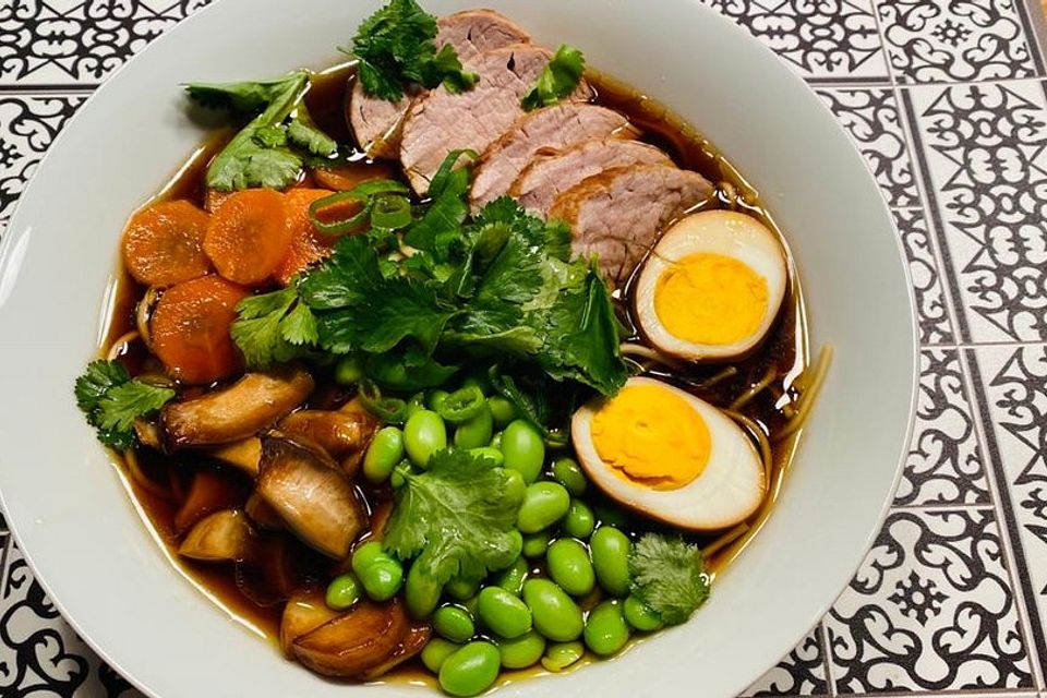 Japanische Nudelsuppe mit Hühnerbrühe und Schweinefilet-Ramen