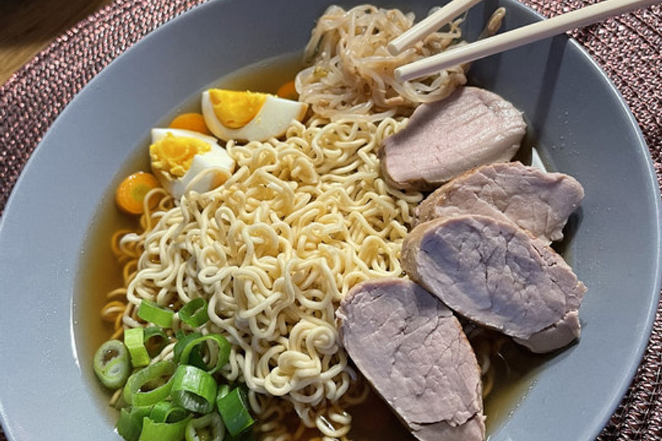 Japanische Nudelsuppe mit Hühnerbrühe und Schweinefilet-Ramen