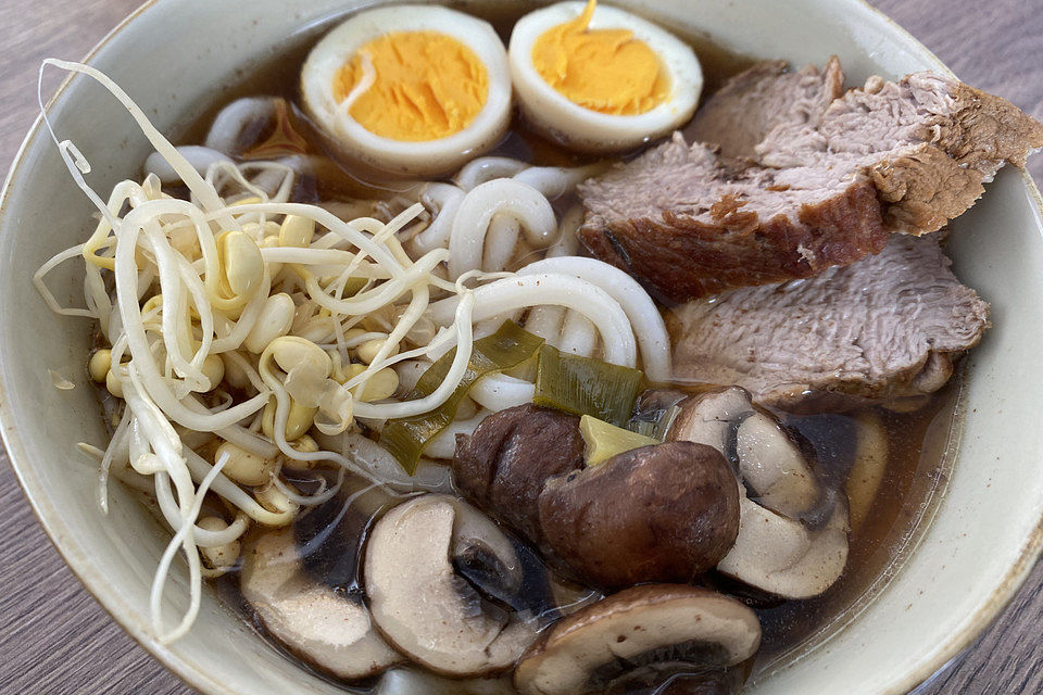 Japanische Nudelsuppe mit Hühnerbrühe und Schweinefilet-Ramen