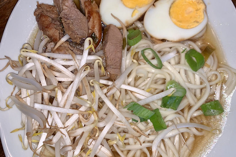 Japanische Nudelsuppe mit Hühnerbrühe und Schweinefilet-Ramen