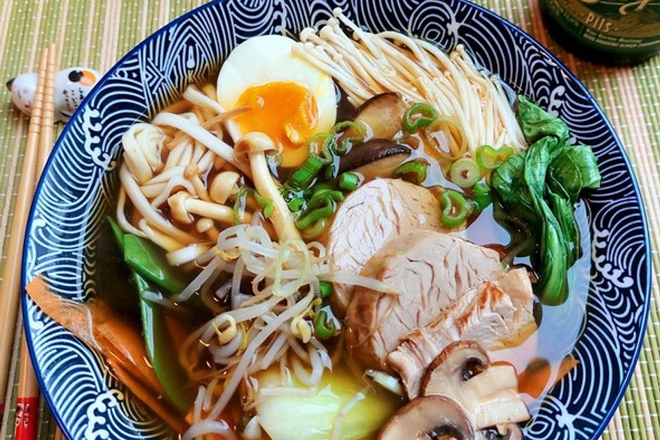 Japanische Nudelsuppe mit Hühnerbrühe und Schweinefilet-Ramen