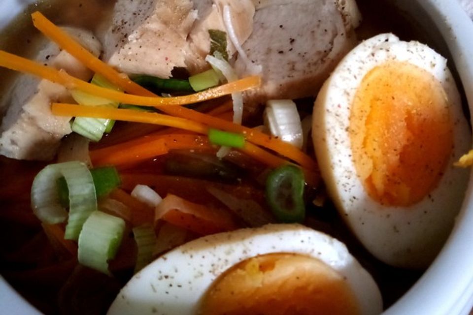 Japanische Nudelsuppe mit Hühnerbrühe und Schweinefilet-Ramen