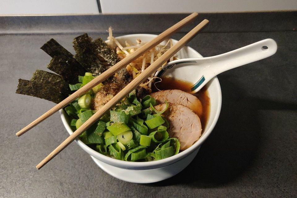 Japanische Nudelsuppe mit Hühnerbrühe und Schweinefilet-Ramen