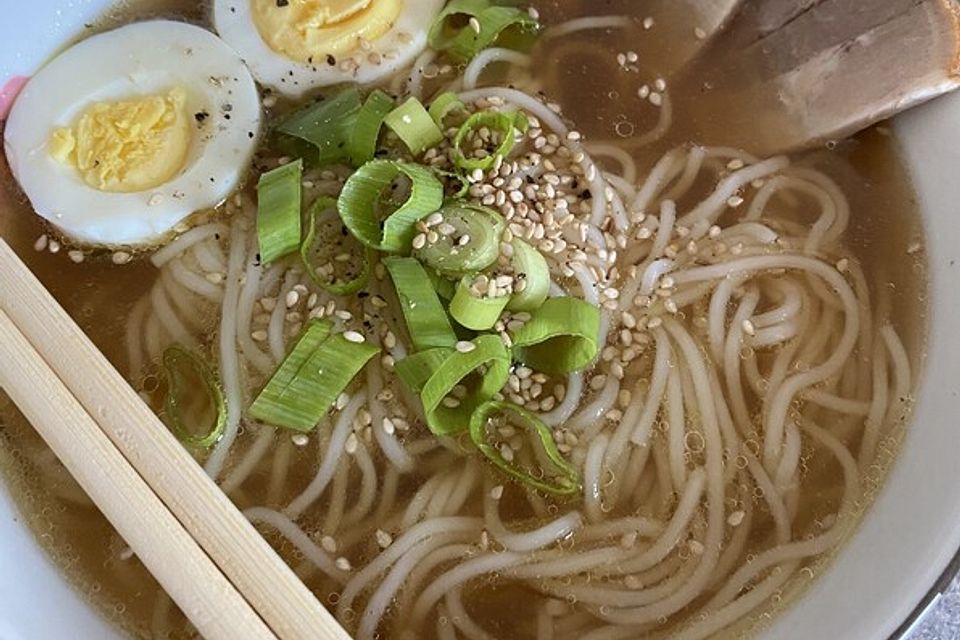 Japanische Nudelsuppe mit Hühnerbrühe und Schweinefilet-Ramen