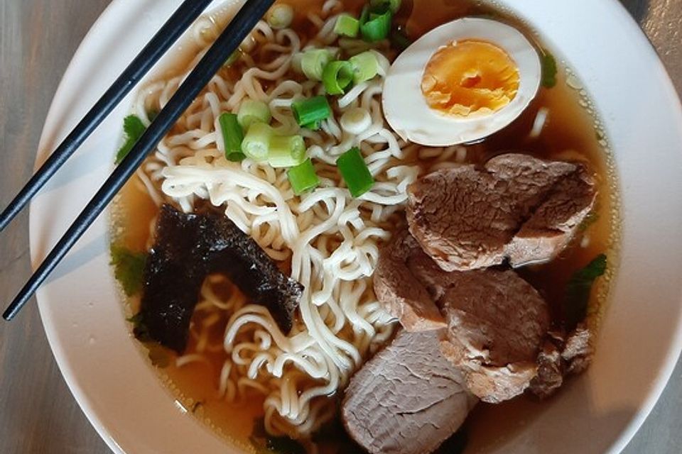 Japanische Nudelsuppe mit Hühnerbrühe und Schweinefilet-Ramen