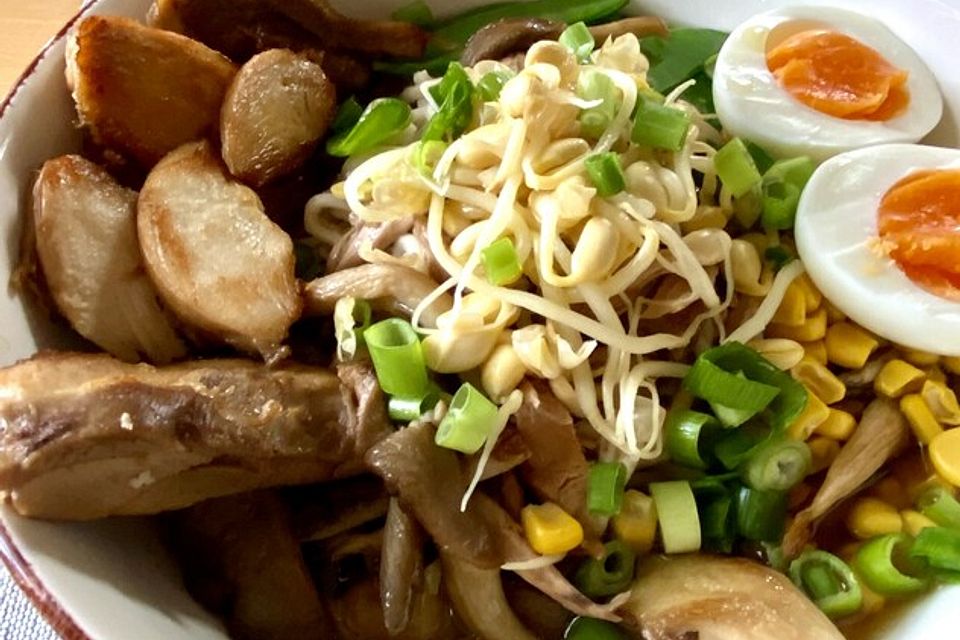 Japanische Nudelsuppe mit Hühnerbrühe und Schweinefilet-Ramen