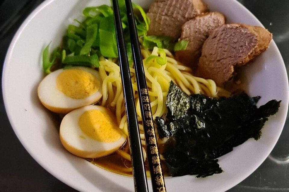 Japanische Nudelsuppe mit Hühnerbrühe und Schweinefilet-Ramen