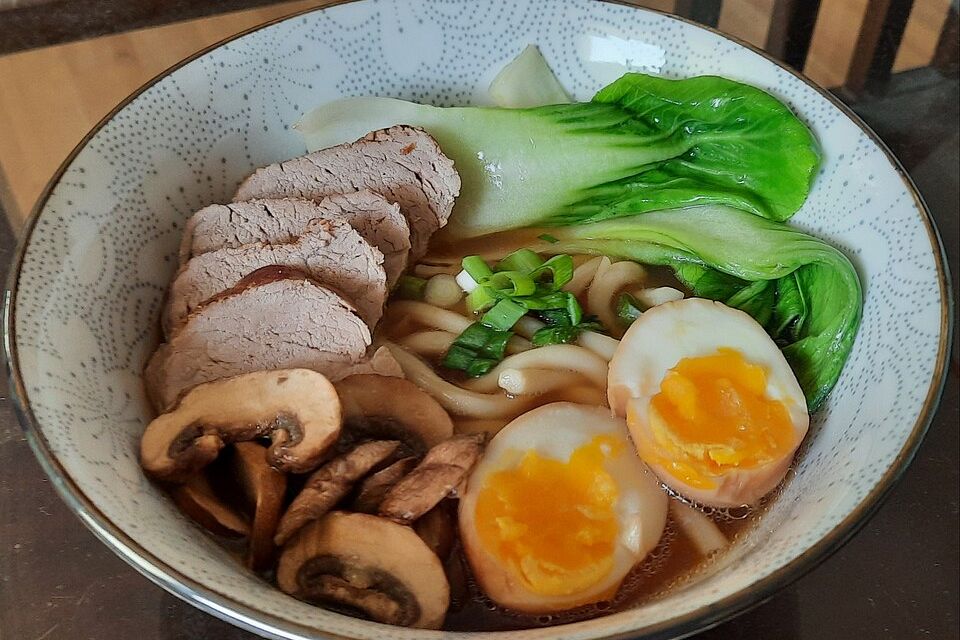 Japanische Nudelsuppe mit Hühnerbrühe und Schweinefilet-Ramen