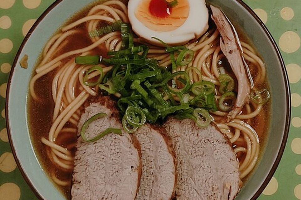 Japanische Nudelsuppe mit Hühnerbrühe und Schweinefilet-Ramen