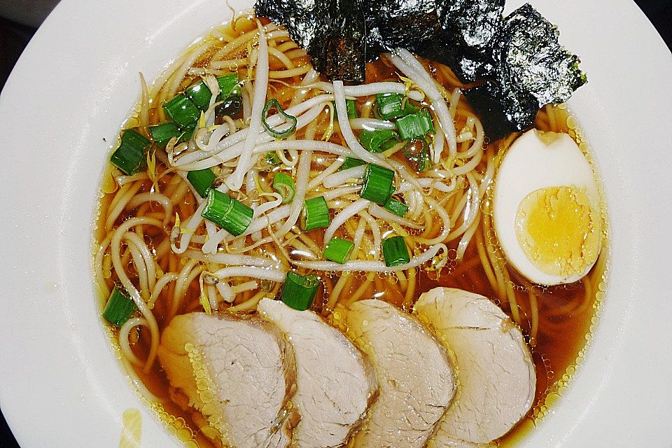 Japanische Nudelsuppe mit Hühnerbrühe und Schweinefilet-Ramen