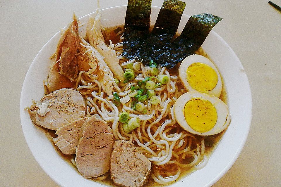 Japanische Nudelsuppe mit Hühnerbrühe und Schweinefilet-Ramen