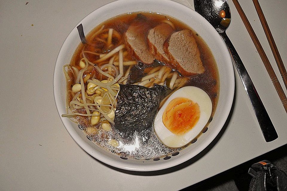 Japanische Nudelsuppe mit Hühnerbrühe und Schweinefilet-Ramen