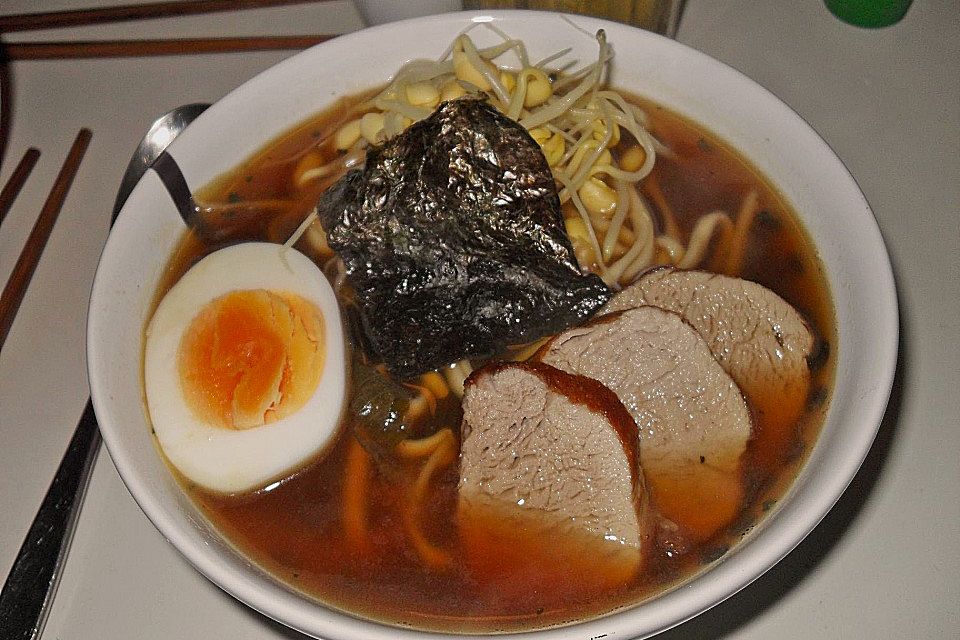 Japanische Nudelsuppe mit Hühnerbrühe und Schweinefilet-Ramen