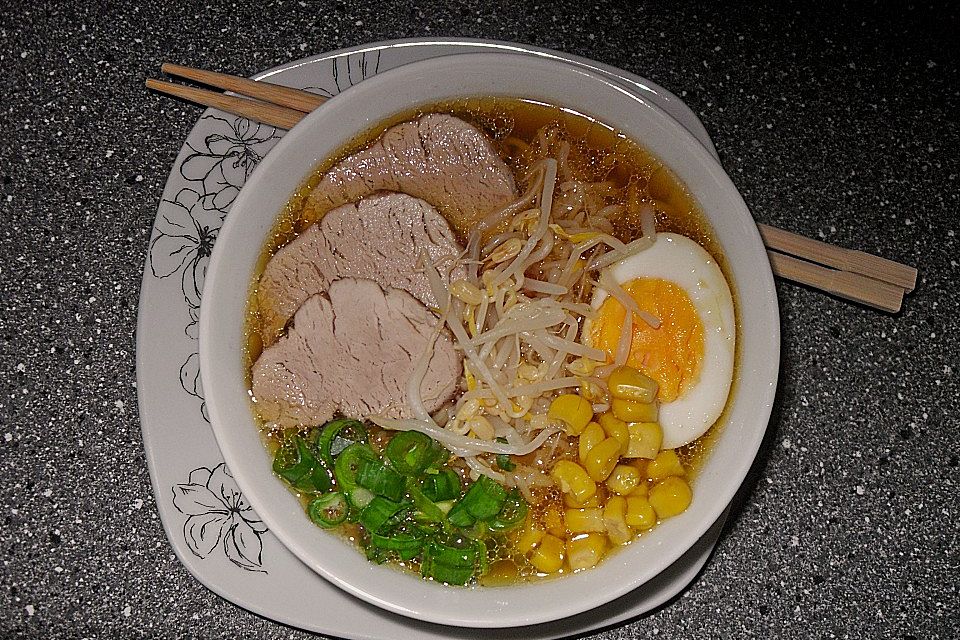 Japanische Nudelsuppe mit Hühnerbrühe und Schweinefilet-Ramen