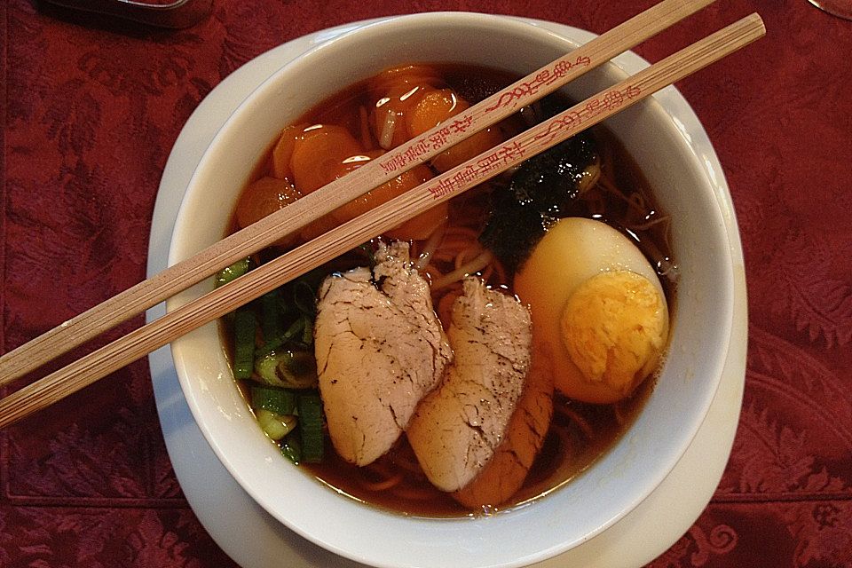 Japanische Nudelsuppe mit Hühnerbrühe und Schweinefilet-Ramen