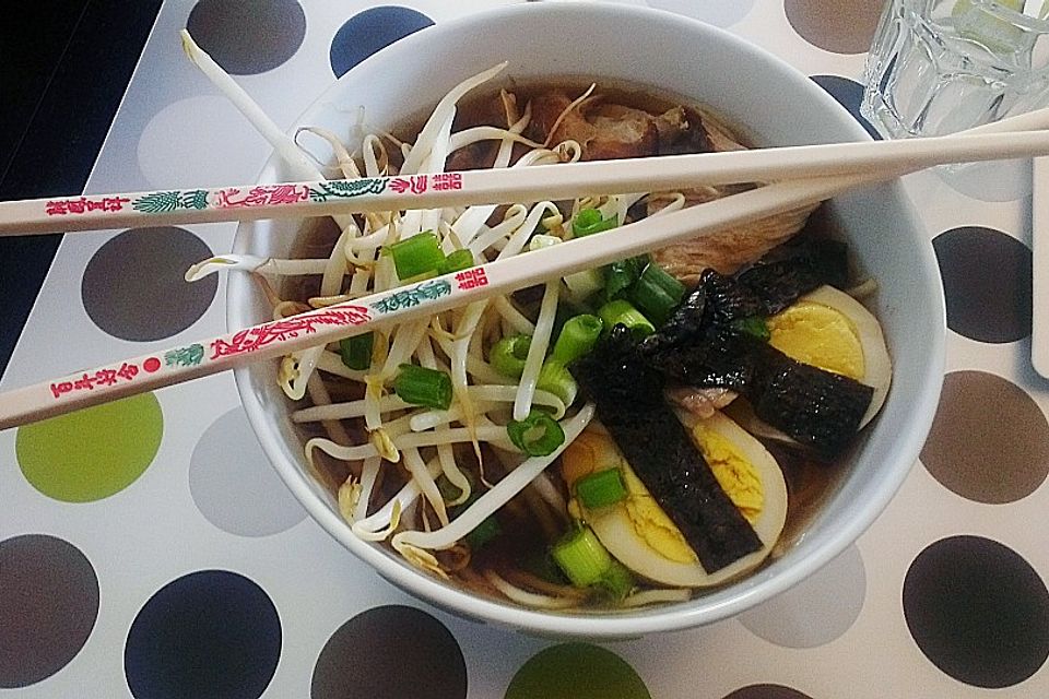 Japanische Nudelsuppe mit Hühnerbrühe und Schweinefilet-Ramen