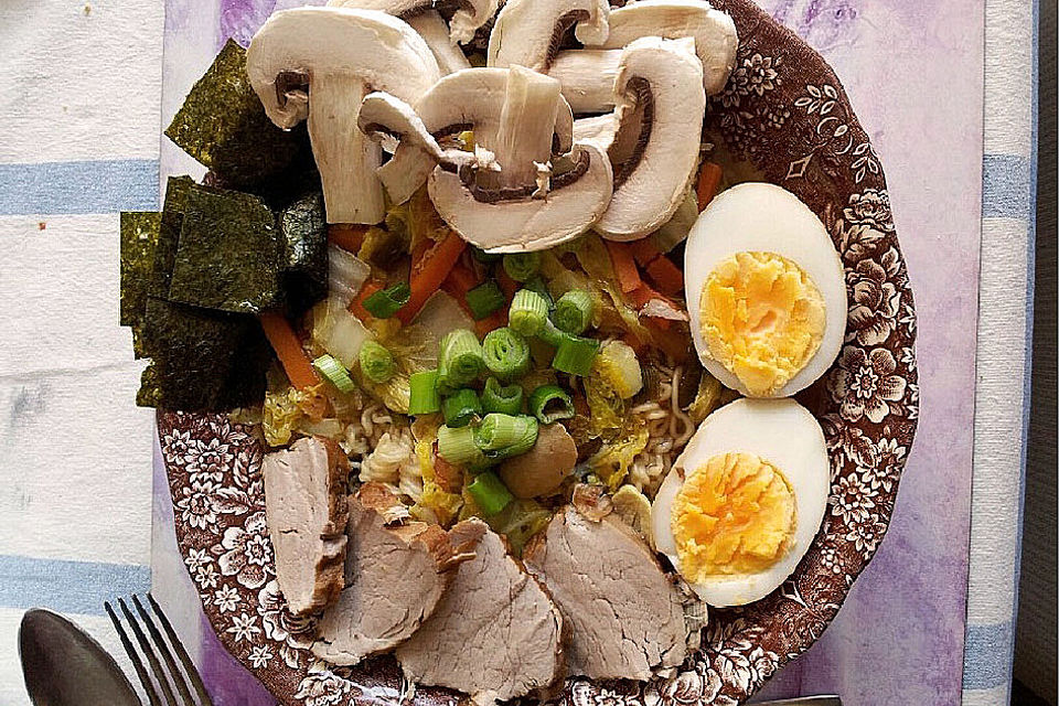 Japanische Nudelsuppe mit Hühnerbrühe und Schweinefilet-Ramen